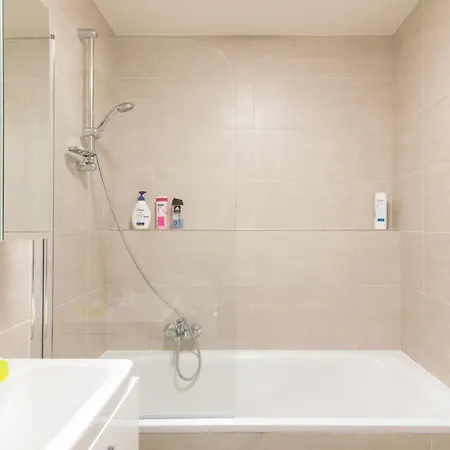 Διαμέρισμα Spacious 2br With Balcony In - Comfort & Style *