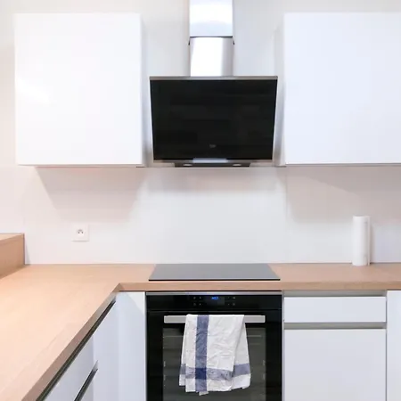 Spacious 2br With Balcony In - Comfort & Style * Πράγα