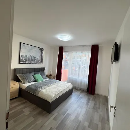 Spacious 2br With Balcony In - Comfort & Style Πράγα