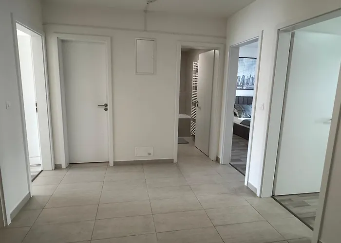 Apartment Spacious 2br With Balcony In - Comfort & Style Prag