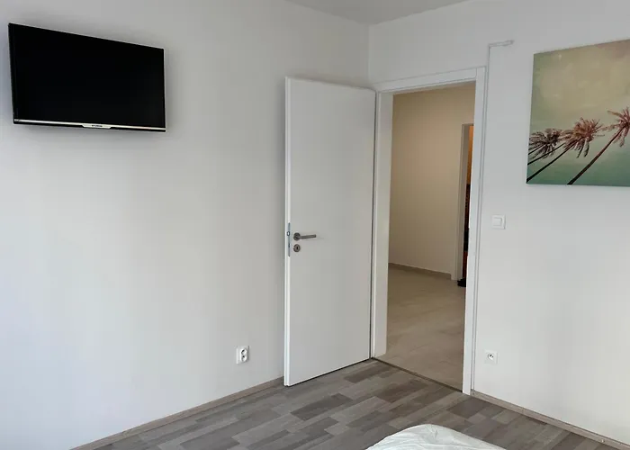Spacious 2br With Balcony In - Comfort & Style Apartament *
