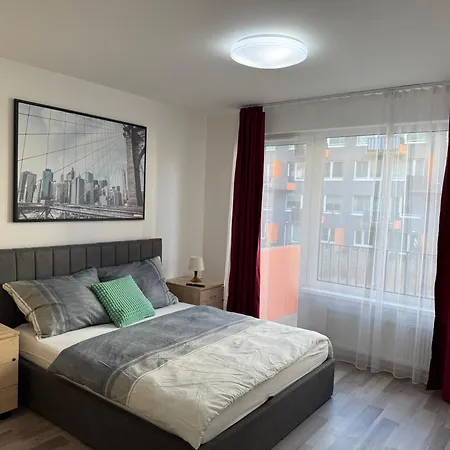 Spacious 2br With Balcony In - Comfort & Style Πράγα