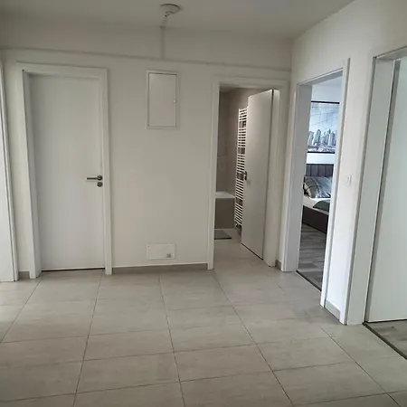 Διαμέρισμα Spacious 2br With Balcony In - Comfort & Style Πράγα